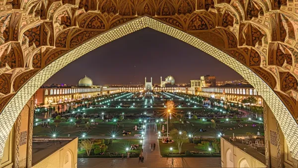 نقش جهان در شب: تجربه‌ای بی‌نظیر برای عکاسی و قدم زدن